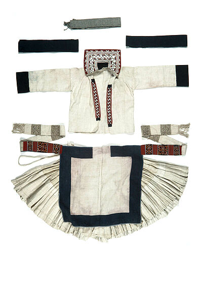 Costume de femme : bande molletière
