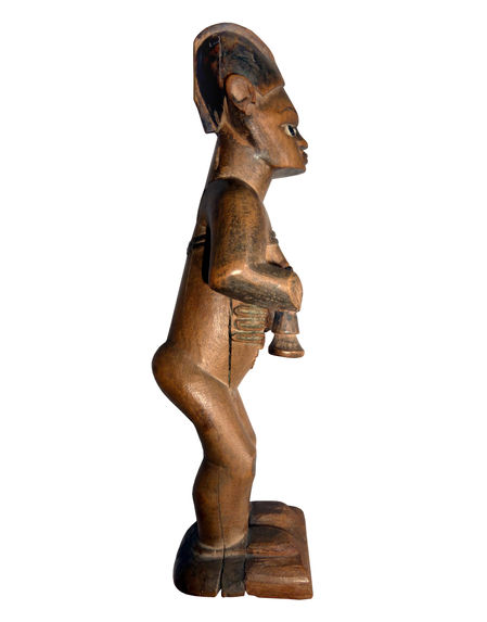Statuette féminine debout tenant une calebasse
