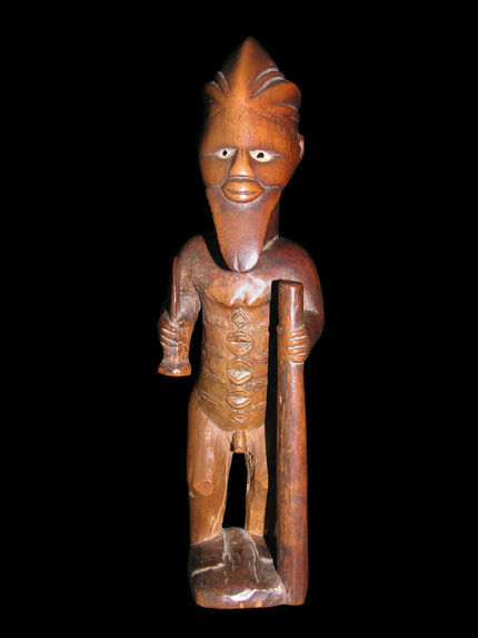 Statuette masculine debout tenant un bâton et un coutelas