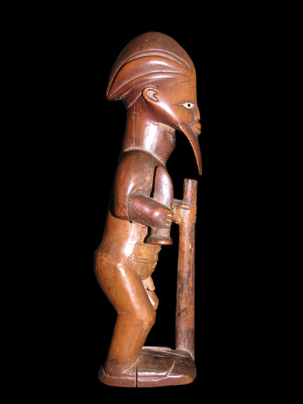 Statuette masculine debout tenant un bâton et un coutelas