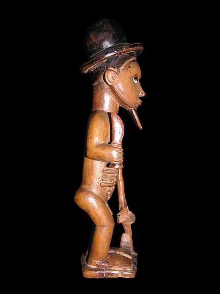 Statuette masculine de chasseur avec chapeau rond