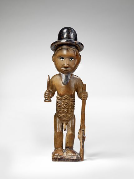 Statuette masculine de chasseur avec chapeau rond