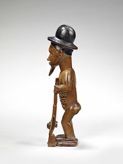 Statuette masculine de chasseur avec chapeau rond