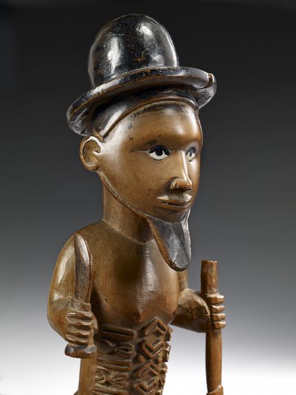 Statuette masculine de chasseur avec chapeau rond