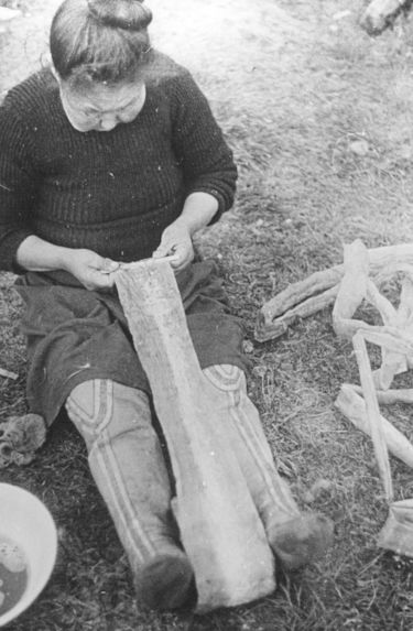 Femme eskimo préparant des intestins