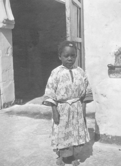 Jeune noire revêtue du kaftan