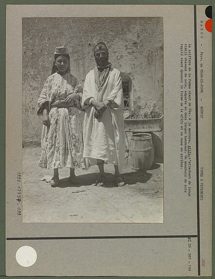 La coiffure de la femme vient de Fès