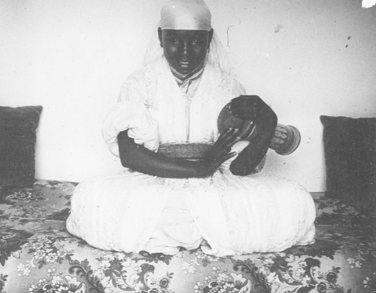 Esclave jouant de la &quot;darbouka&quot;, en 1930