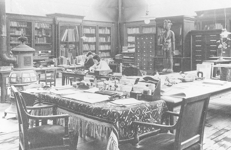 La bibliothèque-secrétariat. Th. Rivière et P. Barret