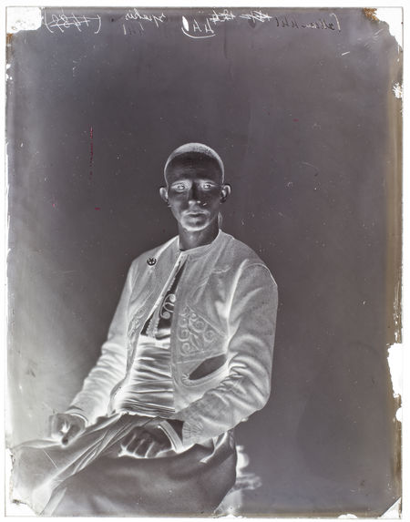 Messaoud-ben-Amar [Portrait de face d'un homme assis sur une chaise].
