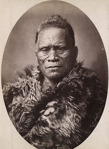 Homme Maori au visage tatoué