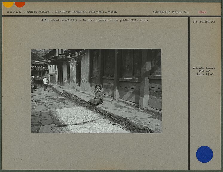 Maïs séchant au soleil dans la rue du Mekchan Bazar