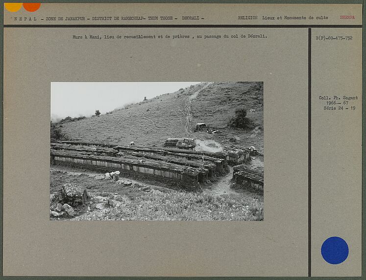 Murs à Mani, lieu de recueillement et de prières, au passage du col Déorali