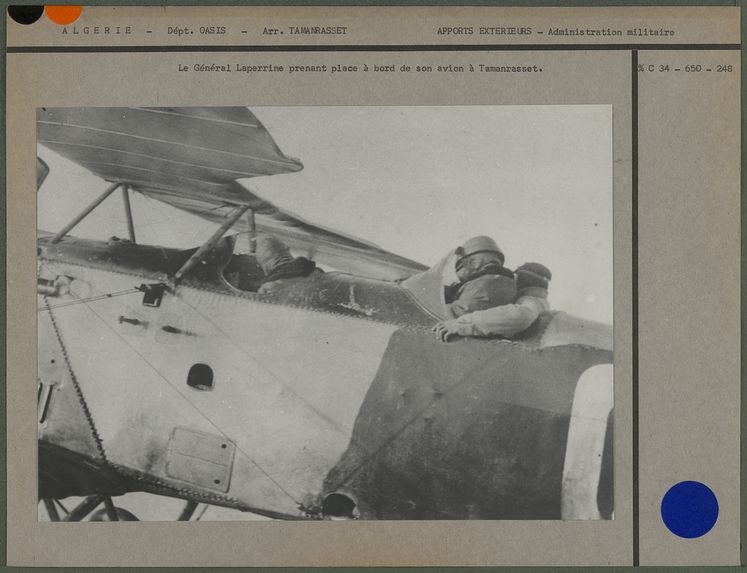 Le Général Laperrine prenant place à bord de son avion à Tamanrasset