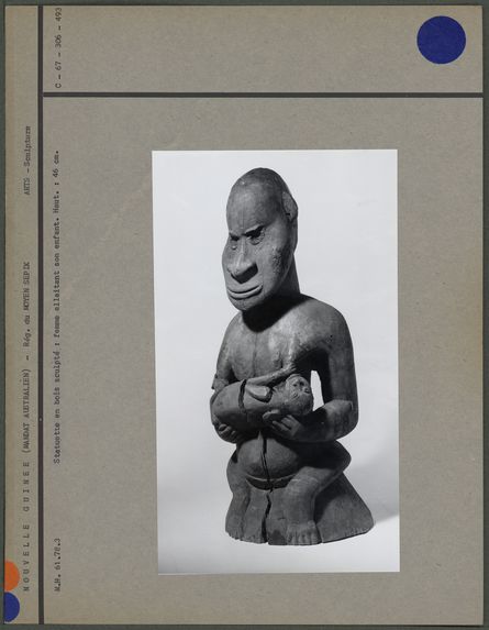 Statuette en bois sculpté : femme et enfant