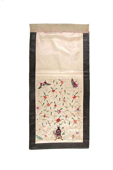 Rectangle de satin brodé