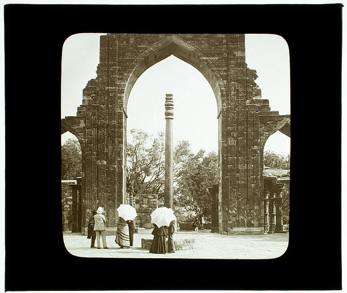 Delhi. Mosquée Kalub-ul-Islam et le pilier de fer