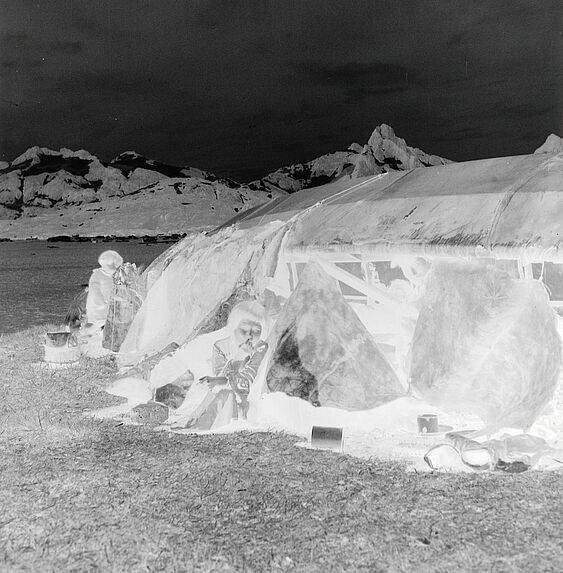 Sans titre [umiak servant d'abri temporaire]