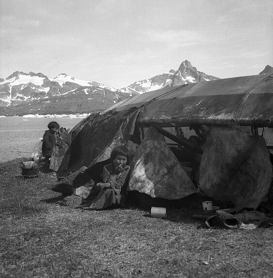 Sans titre [umiak servant d'abri temporaire]