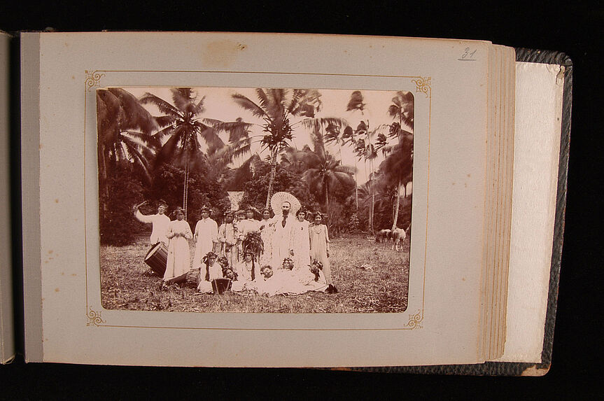 Groupe de Tahitiens (avec tambours et accordéon)