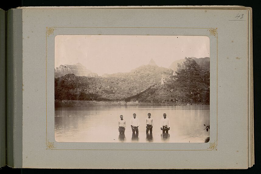 Moorea, quatre hommes dans la baie d'Opuhonu