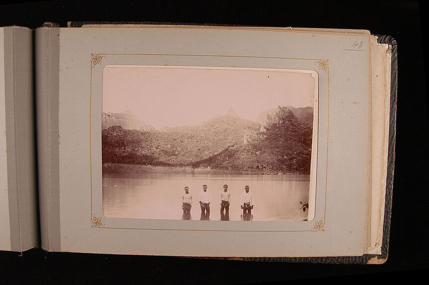 Moorea, quatre hommes dans la baie d'Opuhonu