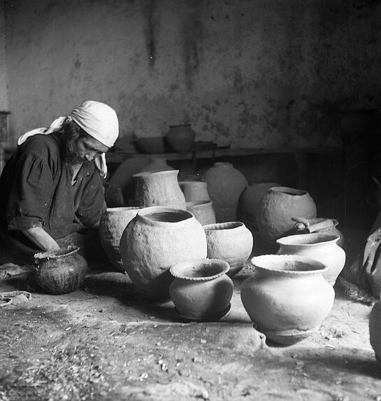 Bande film de 3 vues concernant une femme faisant de la poterie