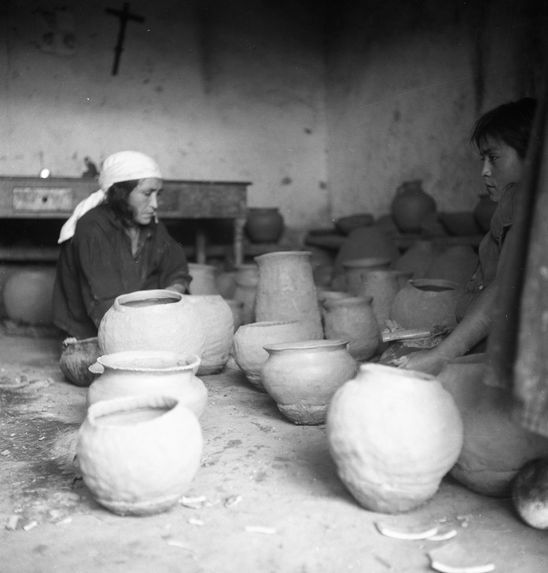 Bande film de 3 vues concernant une femme faisant de la poterie