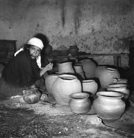 Bande film de 3 vues concernant une femme faisant de la poterie