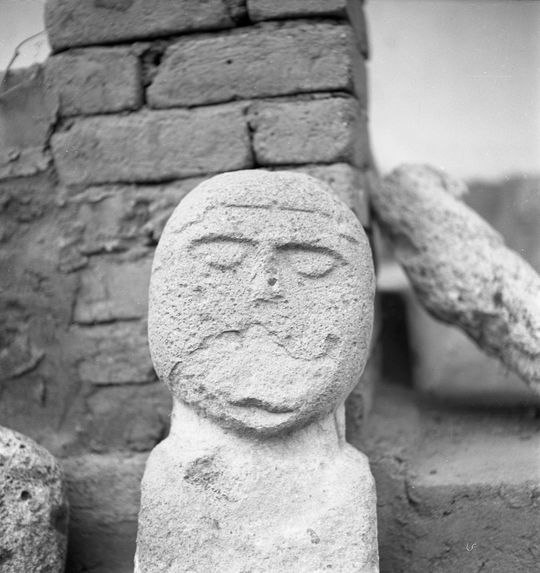 Bande film de 3 vues concernant des sculptures antropomorphes en pierre