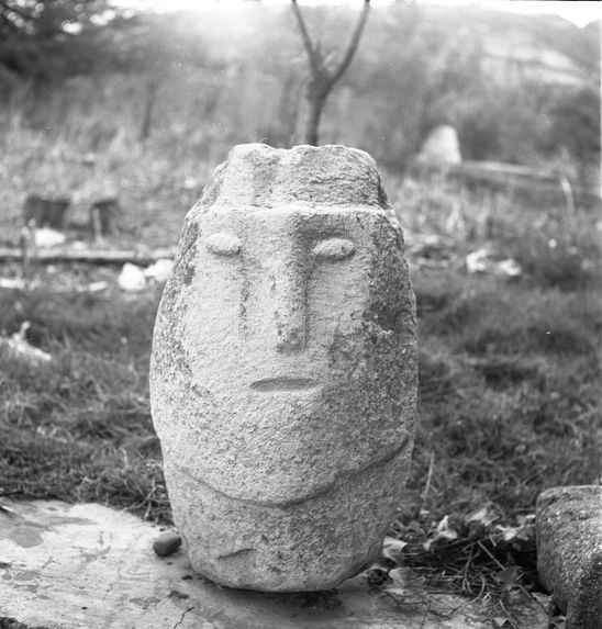 Bande film de 3 vues concernant des sculptures antropomorphes en pierre