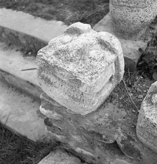 Bande film de 3 vues concernant des sculptures anthropomorphes et zoomorphes en pierre