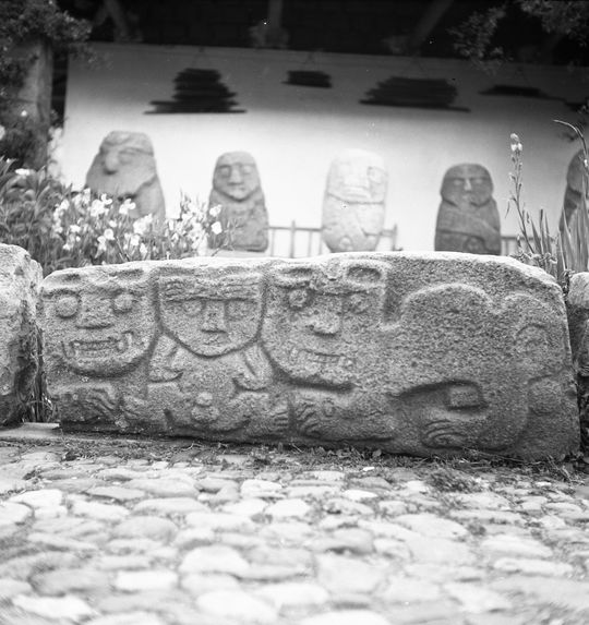 Bande film de 3 vues concernant des sculptures et bas-reliefs anthropomorphes et zoomorphes en pierre