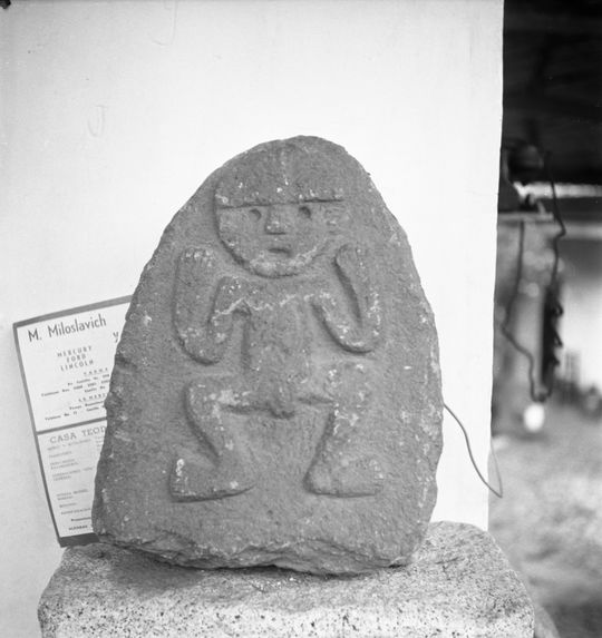 Bande film de 3 vues concernant des bas-reliefs sur blocs de pierre du musée de Huaraz