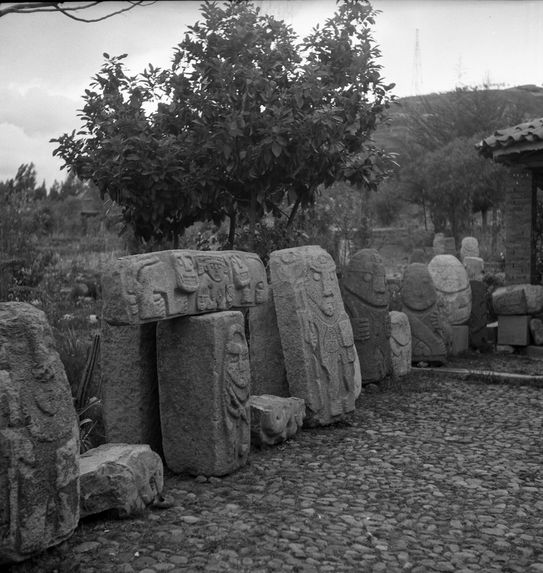 Bande film de 3 vues concernant des bas-reliefs sur blocs de pierre du musée de Huaraz