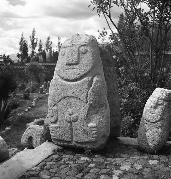 Bande film de 2 vues concernant une sculpture et des bas-reliefs sur blocs de pierre du musée de Huaraz