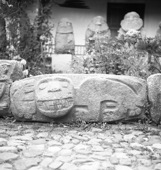 Bande film de 3 vues concernant des sculptures et des bas-reliefs sur blocs de pierre du musée de Huaraz
