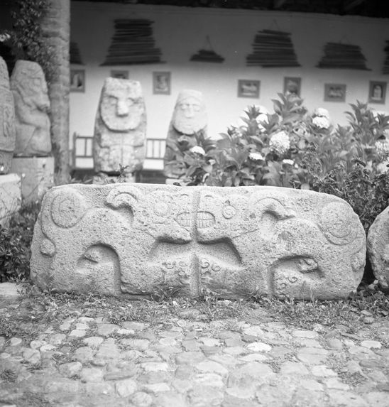Bande film de 3 vues concernant des sculptures et des bas-reliefs sur blocs de pierre du musée de Huaraz