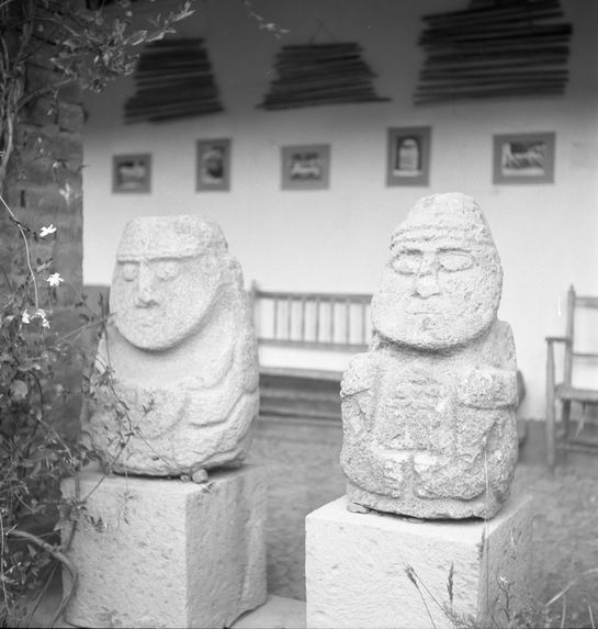 Bande film de 3 vues concernant des sculptures anthropomorphes en pierre du musée de Huaraz
