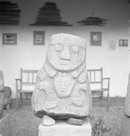Bande film de 3 vues concernant des sculptures anthropomorphes en pierre du musée de Huaraz