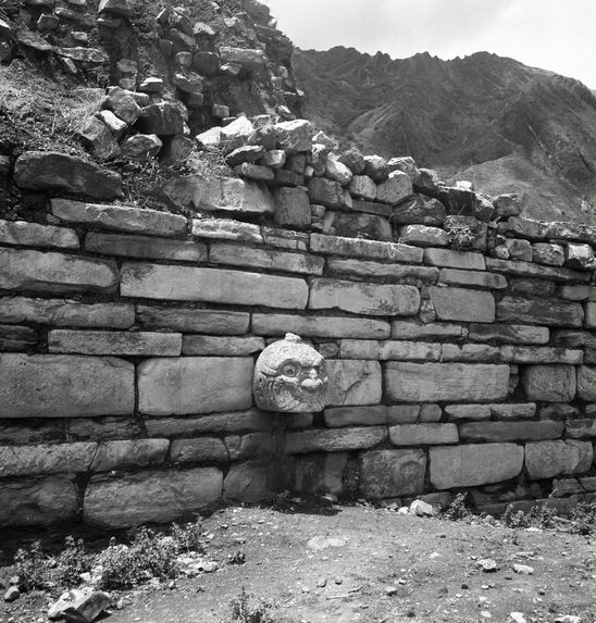 Bande-film de 3 vues concernant le site archéologique de Chavin de Huantar