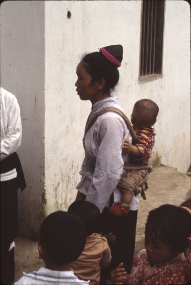 Neitian [femme portant un enfant sur le dos]
