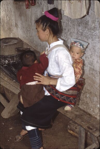 Neitian [femme assise portant un enfant sur le dos et un sur les genoux]