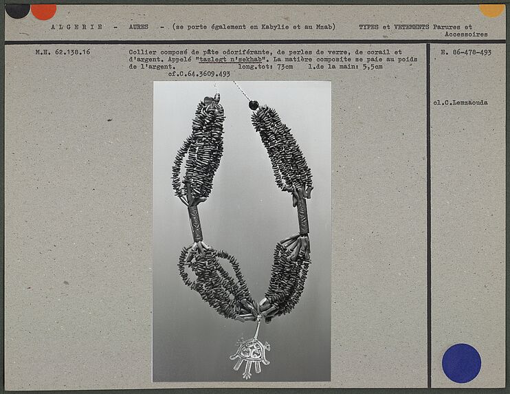 Collier : pâte odoriférante, perles de verre