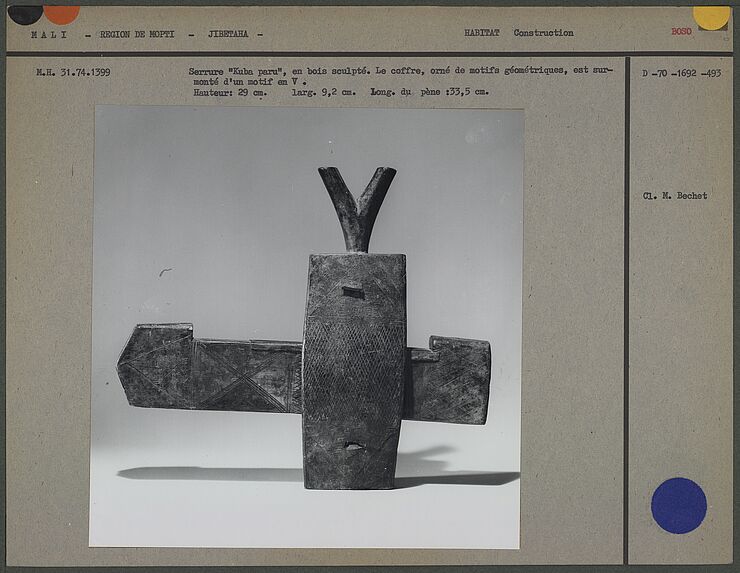 Serrure en bois sculpté