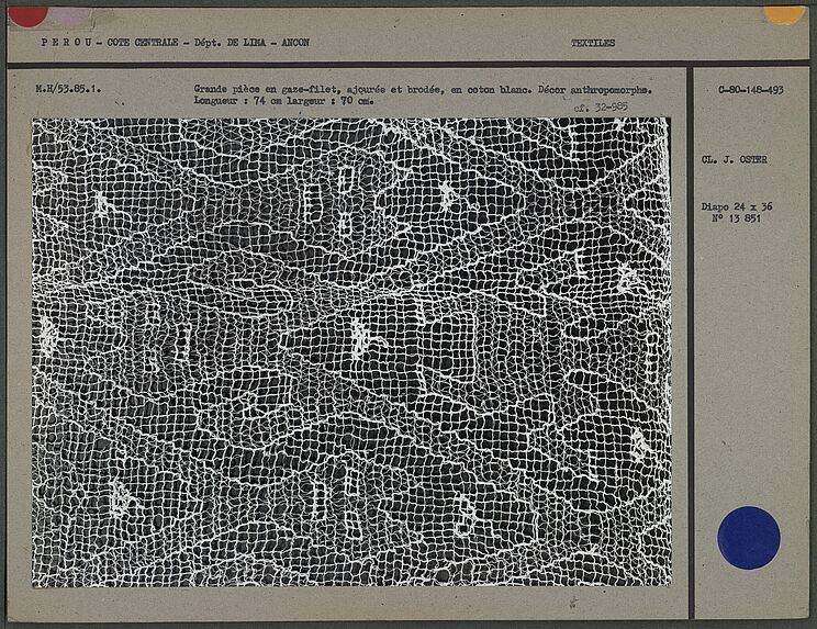 Grande pièce en gaze-filet, ajourée et brodée