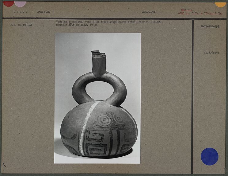 Vase en céramique, décor géométrique peint