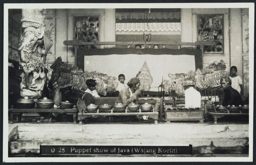 Puppet-show of Java (wajang koelit)