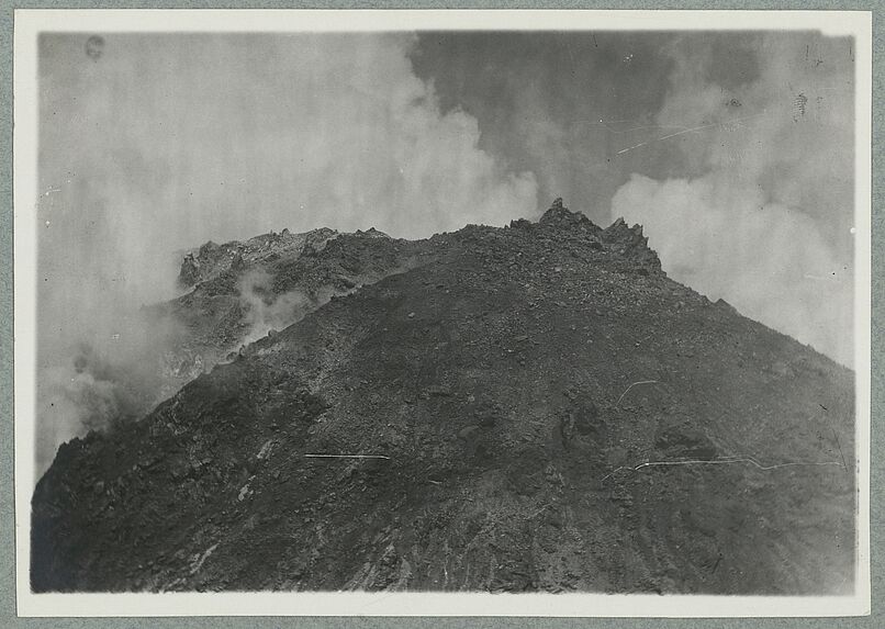 Martinique ; aspect du cratère de la Montagne Pelée en 1902.