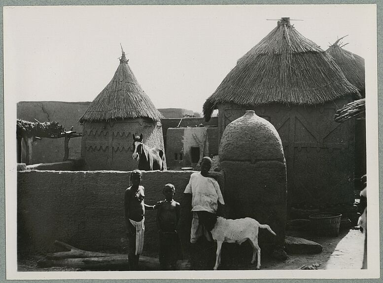 Bandiagara. Intérieur de case